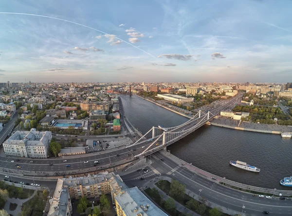 El Puente Krymsky o Puente de Crimea es un puente colgante de acero en Moscú, Rusia. Vista aérea . — Foto de Stock