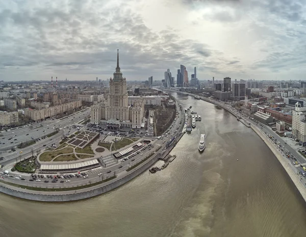 Moskova, Rusya Hotel Ukrayna ve Moskova City iş kompleksi. Havadan panoramik görünüm