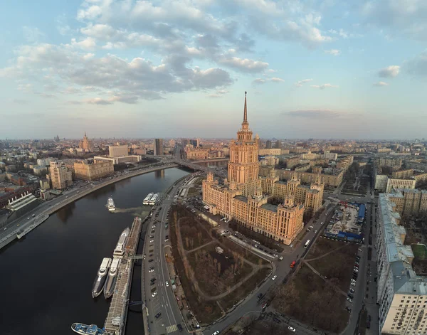 モスクワ、ロシアのホテルウクライナとモスクワシティのビジネスコンプレックス。空中パノラマビュー — ストック写真