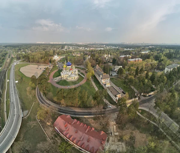 俄罗斯莫斯科切尔尼戈夫圣王子伊戈尔教堂位于佩雷德尔基诺郊区。鸟瞰 — 图库照片