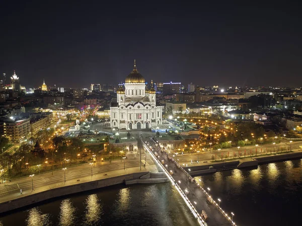 Kathedraal van Christus de Verlosser in Moskou in de buurt van de rivier, Rusland 's nachts. Luchtfoto drone weergave — Stockfoto
