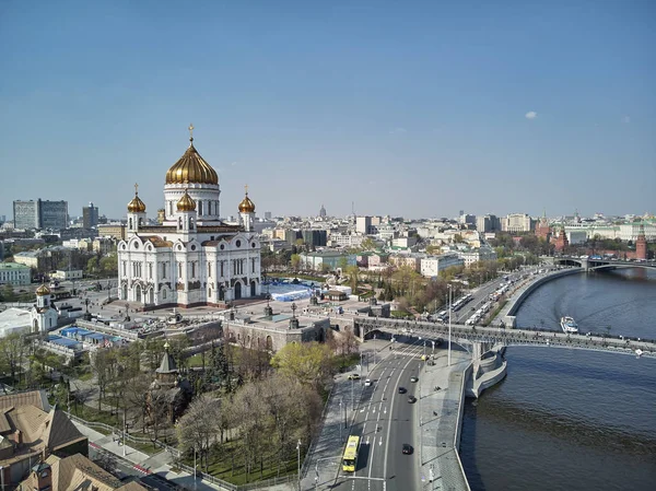 Kathedraal van Christus de Verlosser in Moskou in de buurt van de rivier, Rusland 's nachts. Luchtfoto drone weergave — Stockfoto