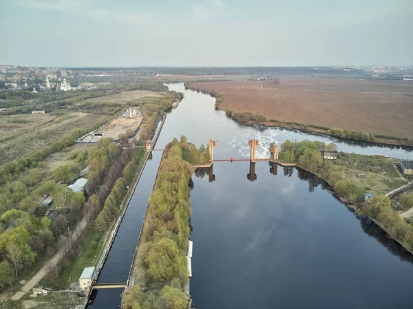 Sluice no rio de Moscou perto da cidade Dzerzhinsky, visão de zangão aérea na primavera — Fotografia de Stock