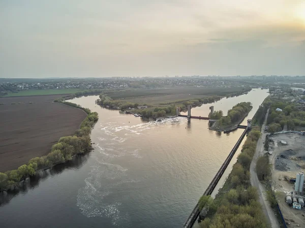 Sluice a moszkvai folyó közelében város Dzerzhinsky, antenna drone érdekében tavasszal — Stock Fotó