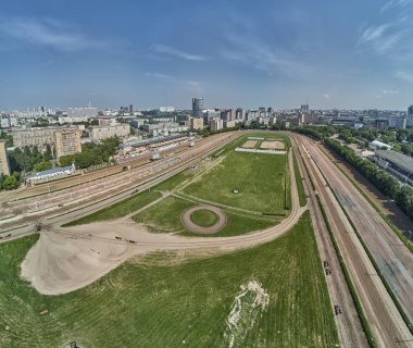 Yaz gününde Moskova hipodromat atlar ve ana bina olmadan olmayan yarış gününde Yarış pisti - havadan görünümü