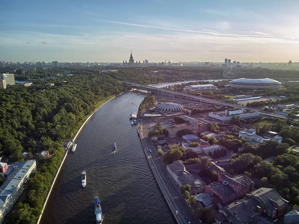 Estadio Luzhniki, río Moscú y puente de metro en Sparrow Hills - Vorobyovy Gory, al atardecer en Moscú, Rusia. Antena — Foto de Stock