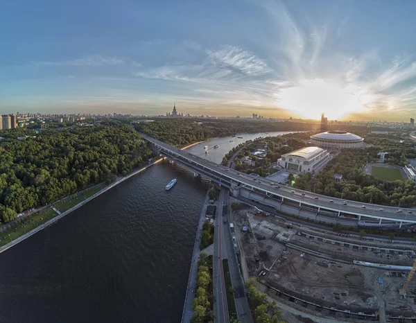 Estadio Luzhniki, río Moscú y puente de metro en Sparrow Hills - Vorobyovy Gory, al atardecer en Moscú, Rusia. Antena — Foto de Stock