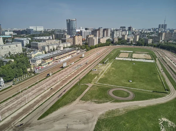 Pista de corrida no dia de não corrida sem cavalos e edifício principal no hipódromo de Moscou no dia de verão - vista aérea — Fotografia de Stock