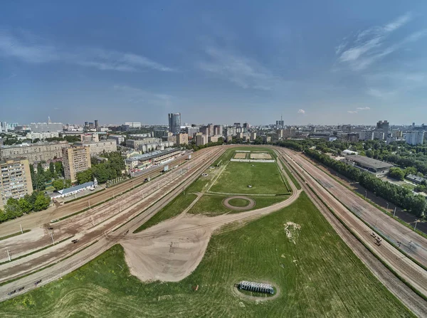 Pista de corrida no dia de não corrida sem cavalos e edifício principal no hipódromo de Moscou no dia de verão - vista aérea — Fotografia de Stock