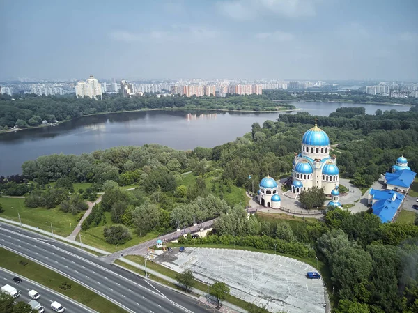 俄罗斯莫斯科奥列霍沃-鲍里索沃卡什尔斯科公路圣三一教堂的圆顶。空中无人机视图 — 图库照片