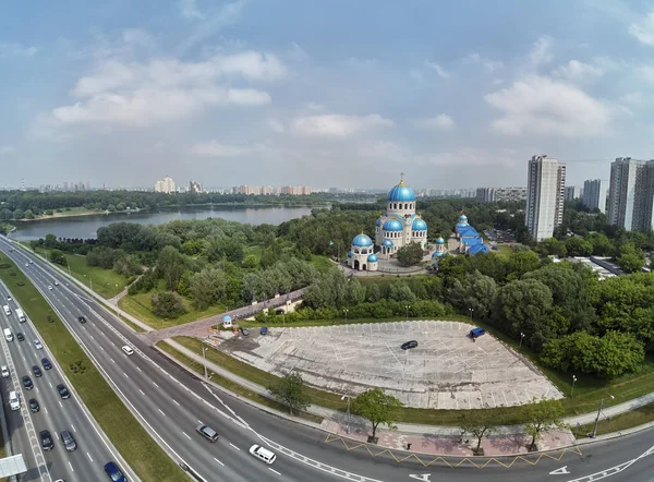 As cúpulas da Igreja da Santíssima Trindade em Orekhovo-Borisovoon kashirskoe rodovia, Moscou, Rússia. Vista aérea de drones — Fotografia de Stock