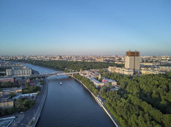 Vista del convento Andreevsky y la ciencia rusa en el atardecer, paisaje urbano de verano. Vista aérea del dron — Foto de Stock