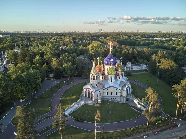 俄罗斯莫斯科切尔尼戈夫圣王子伊戈尔教堂位于佩雷德尔基诺郊区。鸟瞰 — 图库照片