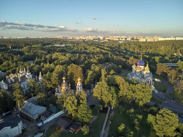 Москва, Росія. Костел Святого князя Ігоря Чернігівського, розташований у приміському селищі Перделкіно. Вид з повітря — стокове фото