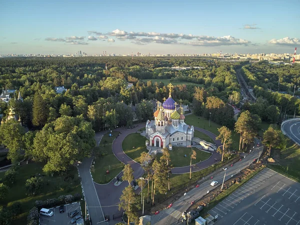 Москва, Росія. Костел Святого князя Ігоря Чернігівського, розташований у приміському селищі Перделкіно. Вид з повітря — стокове фото