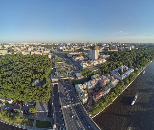 Presidium de la Academia Rusa de Ciencias en Vorobyovy Gory en el río Moskva y la plaza cerca del edificio. Moscú . — Foto de Stock