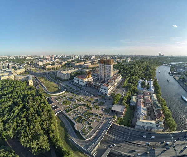 Presidium da Academia Russa de Ciências em Vorobyovy Gory no rio Moskva e praça perto do edifício. Moscovo . — Fotografia de Stock