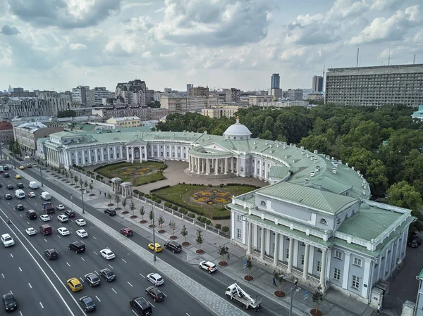 Хоспис графа Шереметева. Институт Склифосовского. Сухаревская площадь в Москве. Воздушный беспилотник — стоковое фото