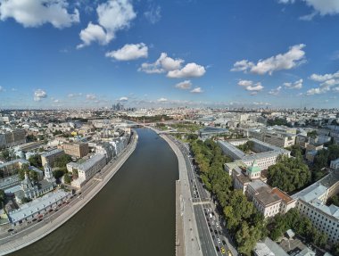 Moskova, Park Zariadye, yükselen köprü, Yaz aylarında Kremlin yakınlarındaki Moskova merkezinin drone panoramik havadan görünümü.