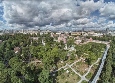 Donskoy Manastırı Moskova'da büyük bir manastırdır. Ortodoks Kilisesi. Moskova. Rusya. Havadan insansız hava aracı görünümü.