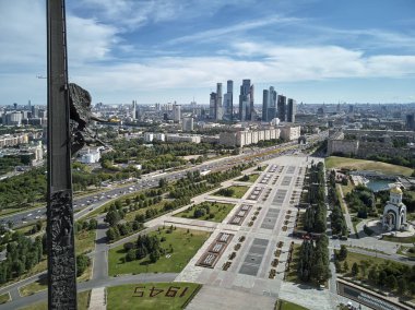Zafer anıtı. Poklonnaya Gora Poklonnay Tepesi'ndeki Zafer Parkı. Cityscape havadan insansız hava aracı görünümü.