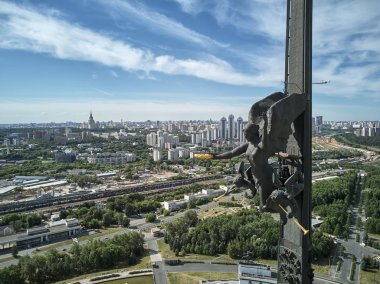 Moskova, Rusya - 05 Temmuz 2019: Moskova'daki Poklonnaya Tepesi'ndeki Zafer Anıtı. Drone'dan anıtın yakından görünümü
