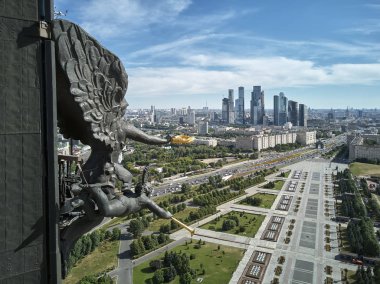Moskova, Rusya - 05 Temmuz 2019: Moskova'daki Poklonnaya Tepesi'ndeki Zafer Anıtı. Drone'dan anıtın yakından görünümü