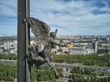 Moskova, Rusya - 05 Temmuz 2019: Moskova'daki Poklonnaya Tepesi'ndeki Zafer Anıtı. Drone'dan anıtın yakından görünümü
