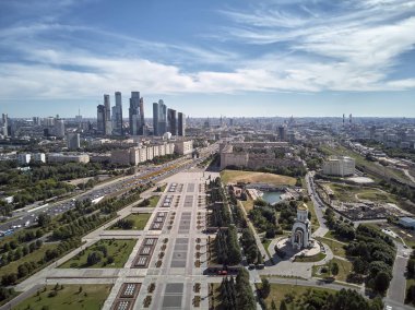 Zafer anıtı. Poklonnaya Gora Poklonnay Tepesi'ndeki Zafer Parkı. Cityscape havadan insansız hava aracı görünümü.