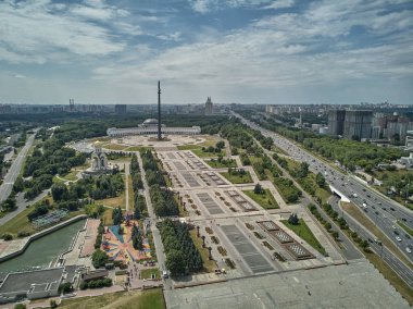 Zafer anıtı. Poklonnaya Gora Poklonnay Tepesi'ndeki Zafer Parkı. Cityscape havadan insansız hava aracı görünümü.