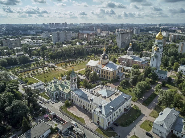Catedrais ortodoxas no conjunto histórico-arquitetônico Rogozhskaya sloboda em Moscou, Rússia. Vista aérea de drones . — Fotografia de Stock