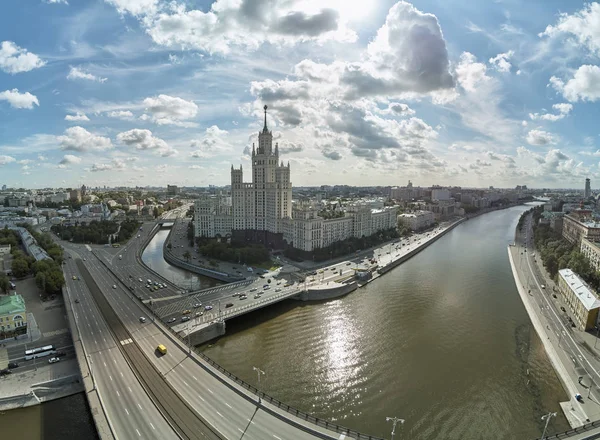 House on Kotelnicheskaya Embankment in Moscow, Russia. Aerial drone panoramic view. Moscow river. Stalin skyscraper. — Stock Photo, Image
