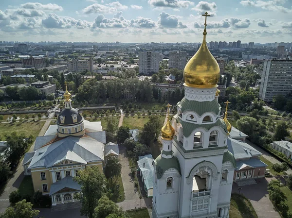 Catedrais ortodoxas no conjunto histórico-arquitetônico Rogozhskaya sloboda em Moscou, Rússia. Vista aérea de drones . — Fotografia de Stock