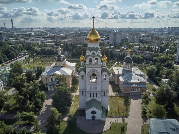 Catedrais ortodoxas no conjunto histórico-arquitetônico Rogozhskaya sloboda em Moscou, Rússia. Vista aérea de drones . — Fotografia de Stock