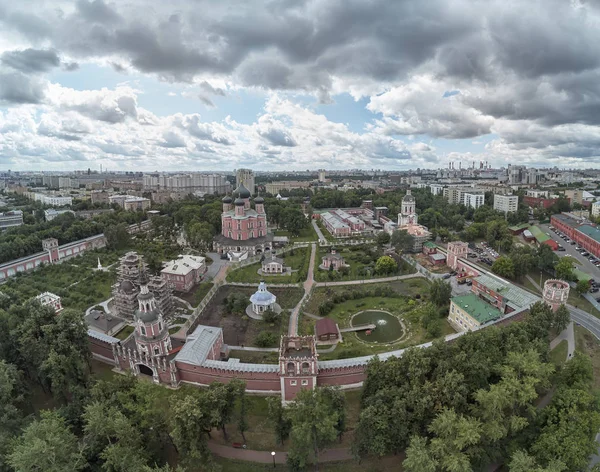 顿斯科伊修道院是莫斯科的主要修道院。东正教。莫斯科。俄罗斯。空中无人机视图. — 图库照片
