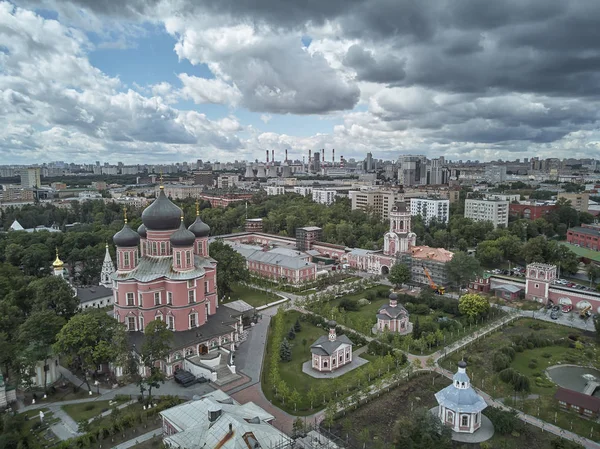 O Mosteiro de Donskoy é um grande mosteiro em Moscou. Igreja Ortodoxa. Moscovo. A Rússia. Vista aérea de drones . — Fotografia de Stock