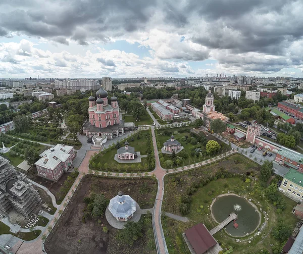 O Mosteiro de Donskoy é um grande mosteiro em Moscou. Igreja Ortodoxa. Moscovo. A Rússia. Vista aérea de drones . — Fotografia de Stock