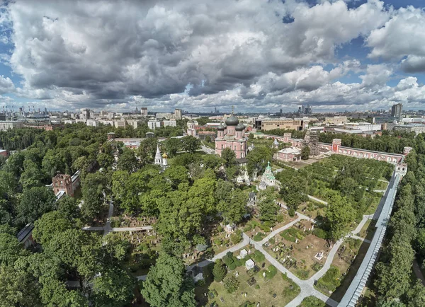 Donskoy Manastırı Moskova'da büyük bir manastırdır. Ortodoks Kilisesi. Moskova. Rusya. Havadan insansız hava aracı görünümü.