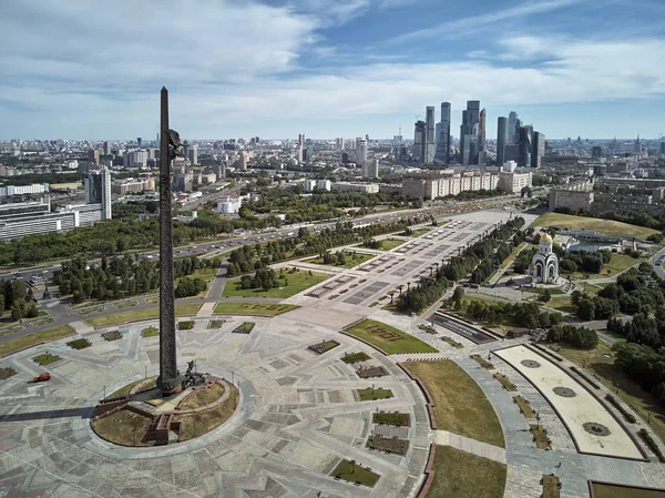 Zafer anıtı. Poklonnaya Gora Poklonnay Tepesi'ndeki Zafer Parkı. Cityscape havadan insansız hava aracı görünümü.