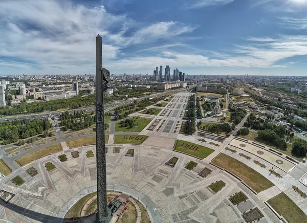Zafer anıtı. Poklonnaya Gora Poklonnay Tepesi'ndeki Zafer Parkı. Cityscape havadan insansız hava aracı görünümü.