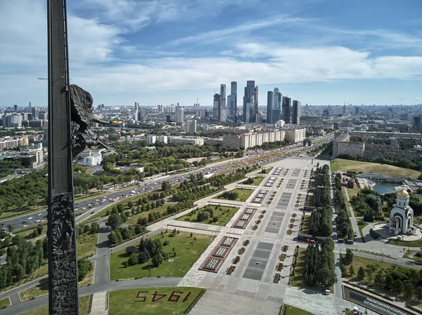 Zafer anıtı. Poklonnaya Gora Poklonnay Tepesi'ndeki Zafer Parkı. Cityscape havadan insansız hava aracı görünümü. — Stok fotoğraf