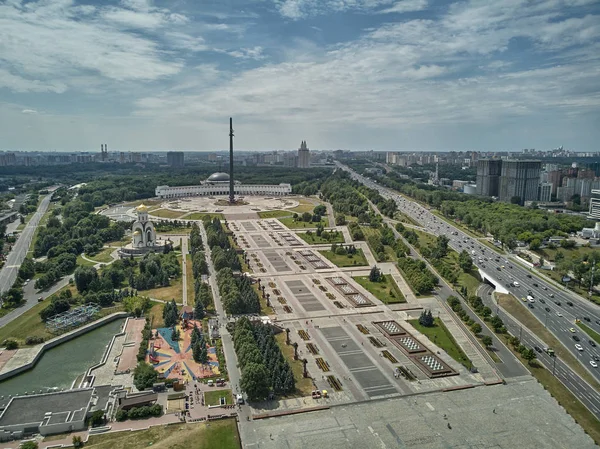 Zafer anıtı. Poklonnaya Gora Poklonnay Tepesi'ndeki Zafer Parkı. Cityscape havadan insansız hava aracı görünümü.