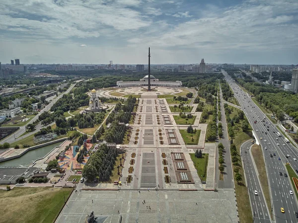 Zafer anıtı. Poklonnaya Gora Poklonnay Tepesi'ndeki Zafer Parkı. Cityscape havadan insansız hava aracı görünümü. — Stok fotoğraf