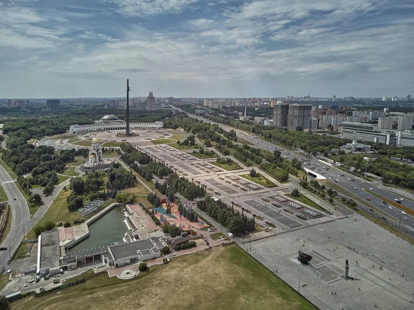 Monumento vitorioso. Victory Park no Poklonnaya Gora, a Colina Poklonnay. Vista aérea do drone da paisagem urbana . — Fotografia de Stock