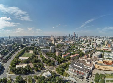 Moskova Uluslararası İş Merkezi ve Moskova kentsel silueti. Panorama. Barrikadnaya istasyonundan havadan görünüm