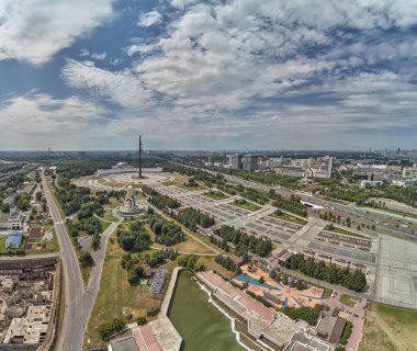 Zafer anıtı. Poklonnaya Gora Poklonnay Tepesi'ndeki Zafer Parkı. Cityscape havadan insansız hava aracı görünümü.