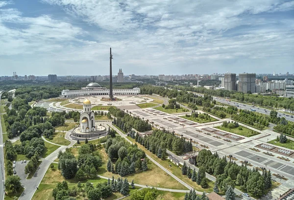 Zafer anıtı. Poklonnaya Gora Poklonnay Tepesi'ndeki Zafer Parkı. Cityscape havadan insansız hava aracı görünümü.