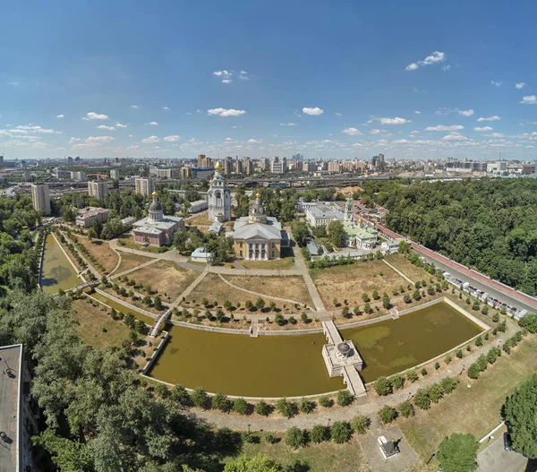 Catedrais ortodoxas no conjunto histórico-arquitetônico Rogozhskaya sloboda em Moscou, Rússia. Vista aérea de drones . — Fotografia de Stock