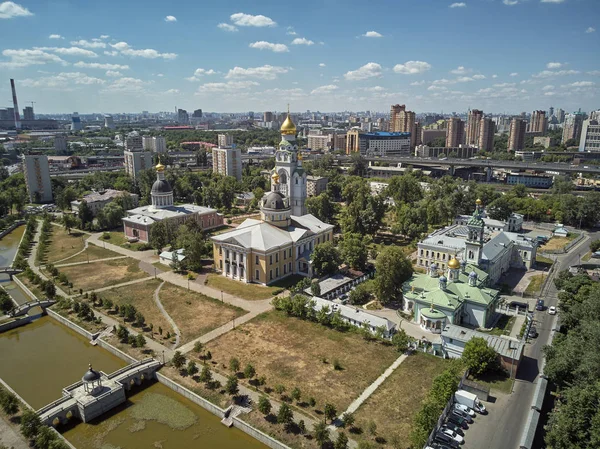 俄罗斯莫斯科的东正教大教堂，建筑历史合奏罗戈日斯卡娅斯洛博达。空中无人机视图. — 图库照片