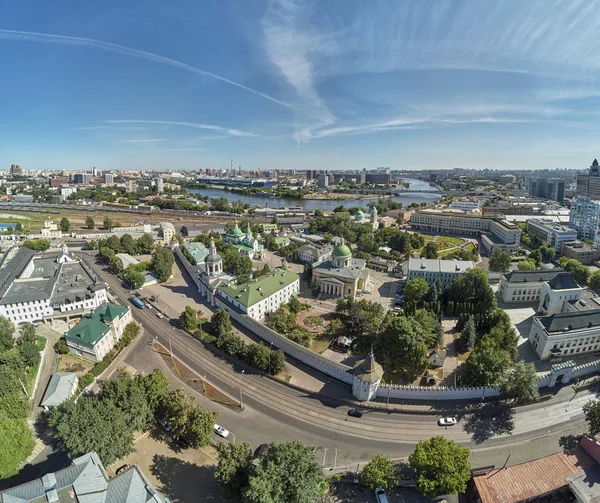 A foto mostra o Mosteiro Danilovsky, que está localizado na Rússia, na cidade de Moscou. Vista panorâmica do drone aéreo . — Fotografia de Stock